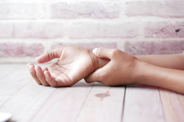 Acı çeken adam yaklaş. 