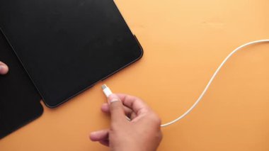 Akıllı telefonu renk arkaplanı kablosuyla şarj ediyor 