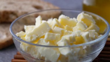 Masaya tereyağı dolu bir kaseye yağ dök. 