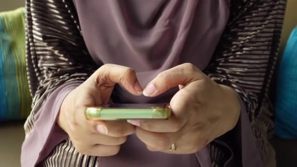 女性手持智能手机的特写镜头 — 图库视频影像