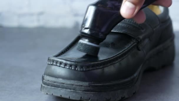 Schuhe mit einer Bürste auf dem Boden reinigen — Stockvideo