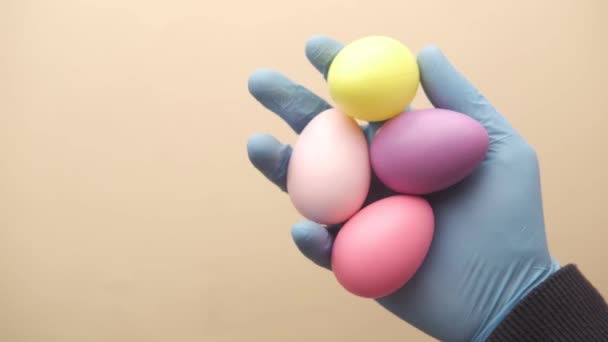 Velikonoční koncept s vícebarevným vejcem po ruce — Stock video