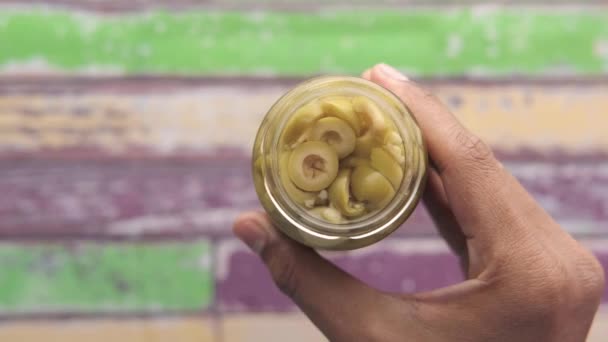 Bir kavanoz zeytin üst görünümü tutarak — Stok video
