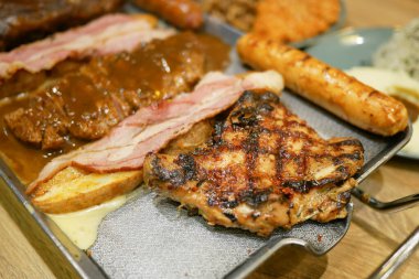 Biftek ve sebze tabağında et.