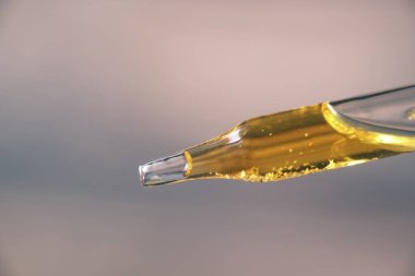 Bir pipetten kozmetik şişesine düşer.