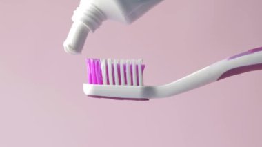 Yapıştırıcılı diş fırçası.