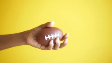 Sarı Arkaplan Üzerinde El ve Parmak Güçlendirici Çalışmalar 