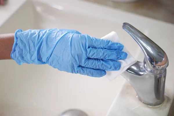 Eldivenleri ver, musluğu ve lavaboyu temizle., — Stok fotoğraf