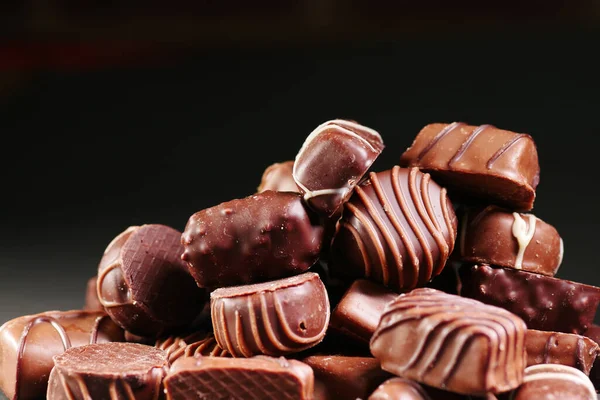 Stos wielu ciemnej czekolady na czarno — Zdjęcie stockowe