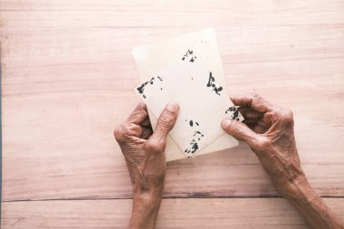 Yaşlı kadınlar. Masada eski fotoğraflar var. 