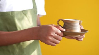 Genç erkekler çay servisi yapıyor. 