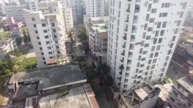 Güneşli bir günde Dhaka şehrinin konut ve finans binalarının yüksek açılı manzarası 