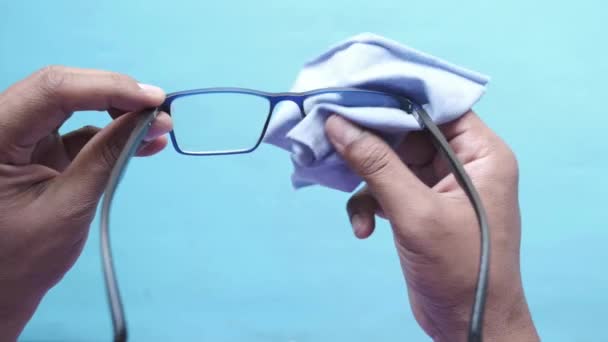Pulizia occhiali con un panno da vicino — Video Stock