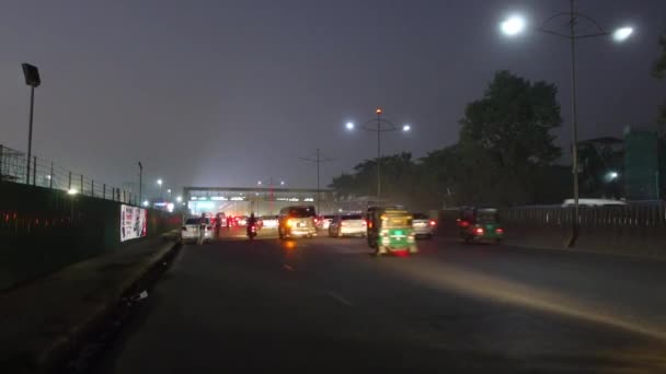 Dhaka bangladesh 24 mei 2021 .mensen en verkeer verplaatsen in drukke stad — Stockvideo