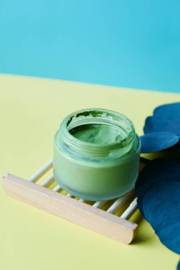 Renk arkaplanındaki kabuk kil maskesi 