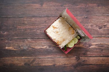  Sofrada bir paket koyun eti biryani yemeği. 