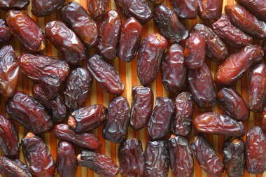 Masadaki taze meyveleri kapatın. 