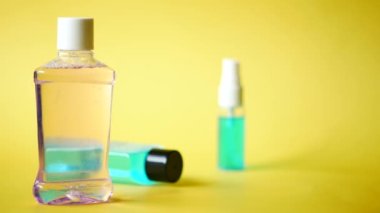 Sarı bir arka planda ağız yıkamayı kapat 