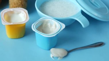 Masadaki kasede bebek mamalarını kapat. 