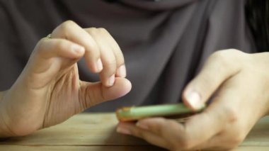 Akıllı telefonları tutan kadınların yakın çekimleri. 