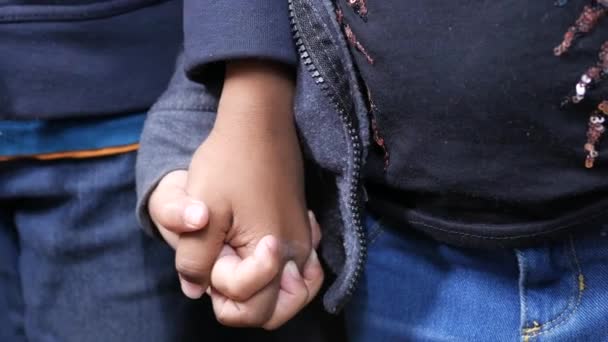 F dziecko dziewczyna trzymając się za rękę jej niepokój — Wideo stockowe