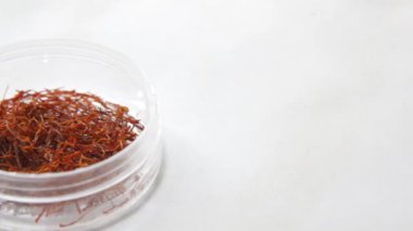 Beyaz arkaplanda bir kapta Safran Baharatı 