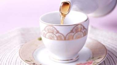 Sabahın köründe yeşil çay dolduruyorum. 