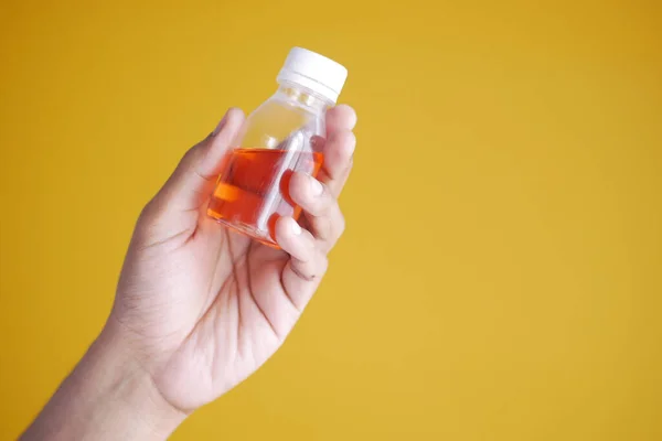 Botella de retención con medicamento líquido en amarillo — Foto de Stock