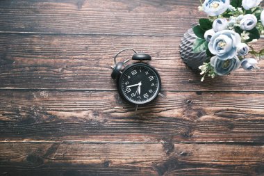 Ahşap masa manzaralı eski çalar saat 