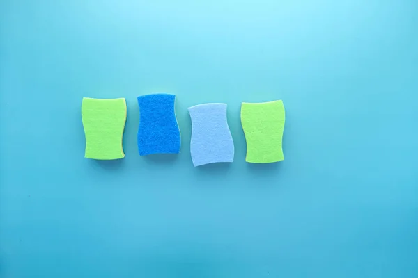 Pilha de esponja no fundo azul com espaço de cópia — Fotografia de Stock