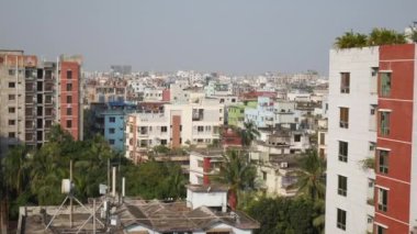 Güneşli bir günde Dhaka şehrinin konut ve finans binalarının yüksek açılı manzarası 