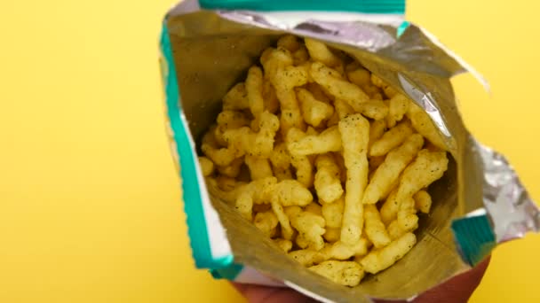 Mit offenem Kartoffelchips-Paket von oben — Stockvideo