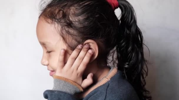 Niña teniendo dolor de oído tocando su doloroso oído , — Vídeos de Stock