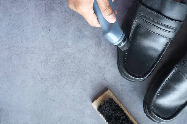 Limpieza Zapato con un cepillo en el suelo — Foto de Stock