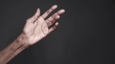 Yaşlı bir insanın ellerini kapat. 