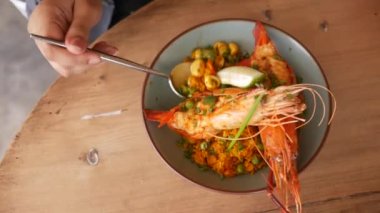 Lezzetli pişmiş kral karidesi ve salata. 