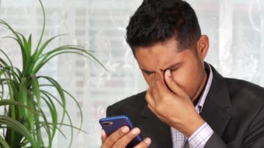  Güçlü göz ağrısından muzdarip bir adam