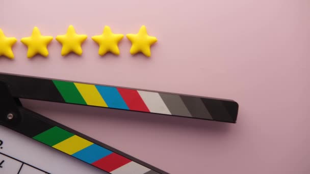 Фильм хлопок и. Рейтинг золотых звезд на светлом фиолетовом фоне — стоковое видео