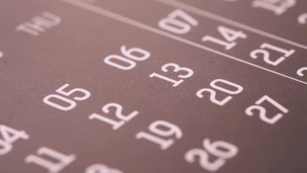 Detailaufnahme eines Kalenders auf dem Tisch, — Stockvideo