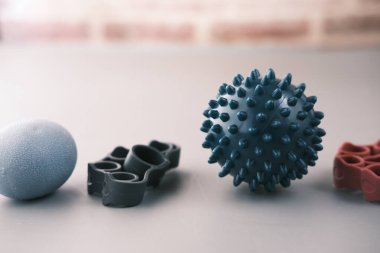 El hareketliliği egzersiz parmağı ve el masadadır. 