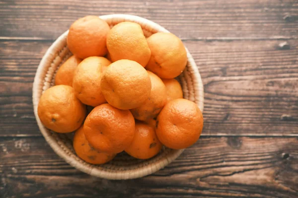 Mnoho pomerančových plodů v misce na stole — Stock fotografie