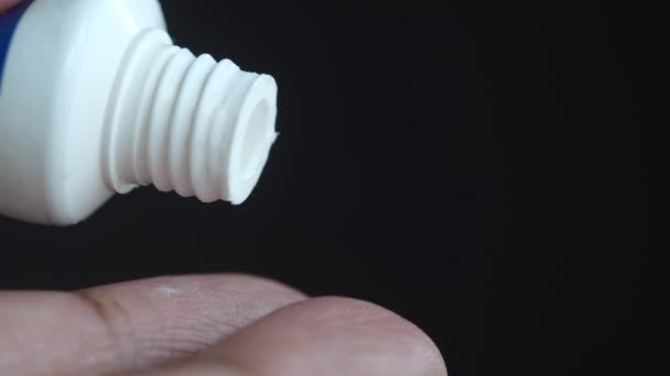 Man aanbrengen van antibiotica crème close-up — Stockvideo