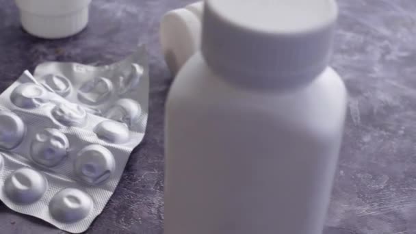 Close up de comprimidos vazios de embalagem blister e recipiente de pílula médica em preto — Vídeo de Stock
