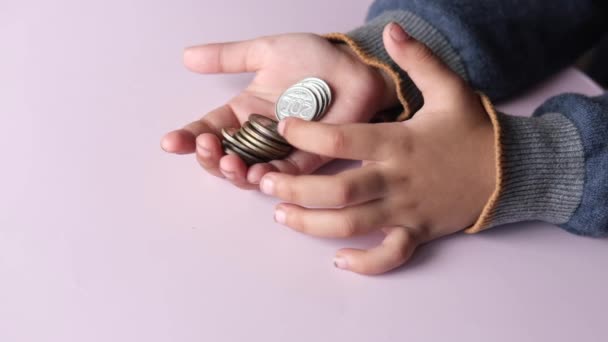 Cámara lenta de niña contando monedas en la mano — Vídeo de stock