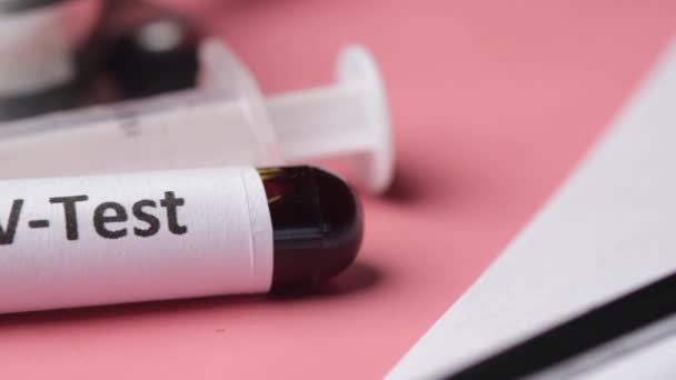 Tubo de análisis de sangre VIH y prescripción en la mesa — Vídeo de stock