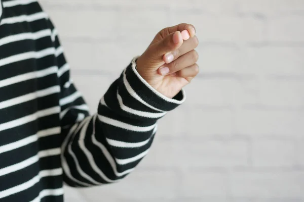 Nahaufnahme eines Mannes, der Pillen mit Kopierplatz in der Hand hält — Stockfoto