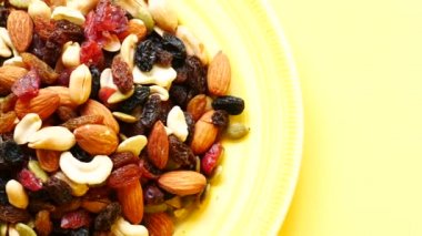 Bir sürü karışık fındığı kapat. 