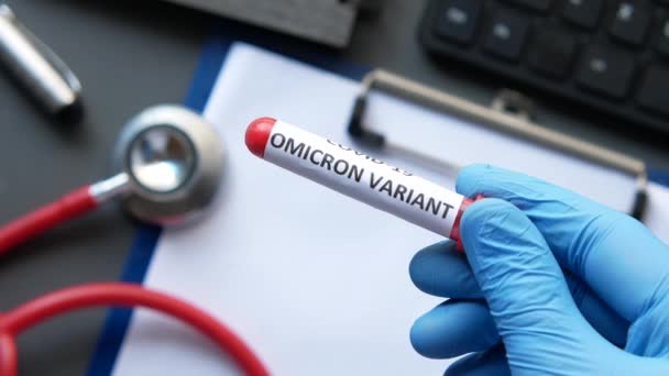 Mano tenuta omicron variante corona virus sangue test tube — Video Stock