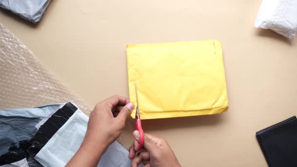 Snijden geel papier bel envelop op tafel — Stockvideo