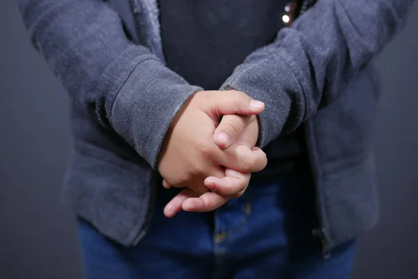 Nahaufnahme der nervösen Kinderhand auf schwarz — Stockfoto